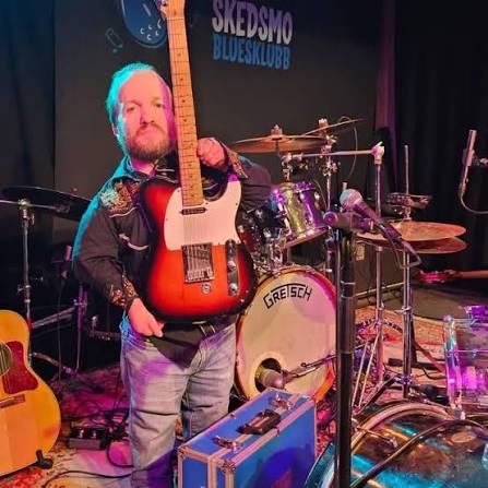 Vidar «Viddi» Letho med gitar på scena